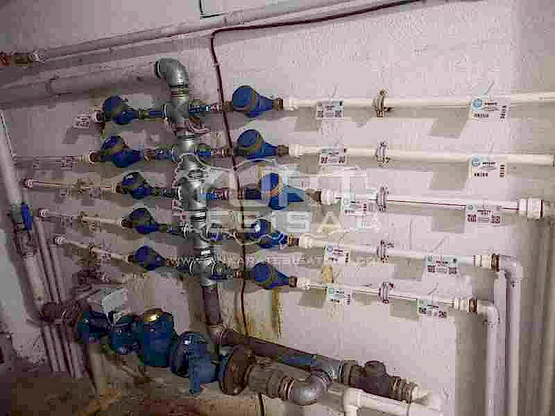apartman içindeki su kollektörü ve ortak su boruları